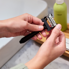 Load image into Gallery viewer, Leaf Shave Two Razor - Black